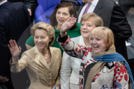  NEWS - Berlin: Gratulationen und Blumen für Kanzlerin Angela Merkel 