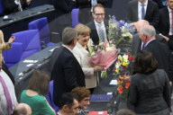  NEWS - Berlin: Gratulationen und Blumen für Kanzlerin Angela Merkel 