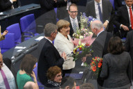  NEWS - Berlin: Gratulationen und Blumen für Kanzlerin Angela Merkel 