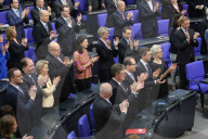  NEWS - Berlin: Gratulationen und Blumen für Kanzlerin Angela Merkel 