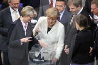 NEWS - Berlin: Gratulationen und Blumen für Kanzlerin Angela Merkel 