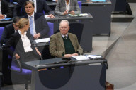  NEWS - Berlin: Gratulationen und Blumen für Kanzlerin Angela Merkel 