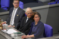 NEWS - Berlin: Gratulationen und Blumen für Kanzlerin Angela Merkel 