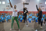 PEOPLE - Jason Derulo turnt mit Kids für den guten Zweck