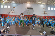 PEOPLE - Jason Derulo turnt mit Kids für den guten Zweck