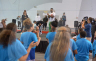 PEOPLE - Jason Derulo turnt mit Kids für den guten Zweck