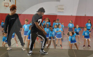 PEOPLE - Jason Derulo turnt mit Kids für den guten Zweck