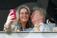 PEOPLE - Fiebern fleissig mit: Rod Stewart und Penny Lancaster am Cheltenham Festival