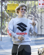 PEOPLE - Justin Bieber überbrückt das Timeout mit Selena sportlich