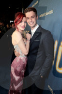 PEOPLE - Midnight Sun Premiere: Patrick Schwarzenegger erhält Unterstützung von seinen Frauen und Freund Bieber