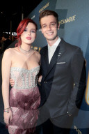 PEOPLE - Midnight Sun Premiere: Patrick Schwarzenegger erhält Unterstützung von seinen Frauen und Freund Bieber