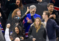 PEOPLE - Susan Sarandon fiebert mit den New York Rangers mit