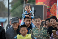 FEATURE - China: Tanzaffen in den Strassen von Xuancheng