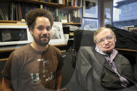 PEOPLE - Stephen Hawking mit seiner persönlichen Assistentin Judith Croasdell in Cambridge (2012)