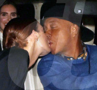 PEOPLE - Russell Simmons küsst seine junge Freundin vor dem Craig's