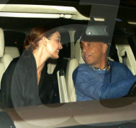 PEOPLE - Russell Simmons küsst seine junge Freundin vor dem Craig's