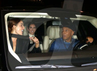 PEOPLE - Russell Simmons küsst seine junge Freundin vor dem Craig's