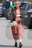 PEOPLE - Die schwangere Kirsten Dunst in einem Batik-Kleid in Los Angeles unterwegs