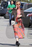 PEOPLE - Die schwangere Kirsten Dunst in einem Batik-Kleid in Los Angeles unterwegs