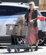 PEOPLE - Die schwangere Kirsten Dunst in einem Batik-Kleid in Los Angeles unterwegs