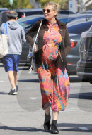PEOPLE - Die schwangere Kirsten Dunst in einem Batik-Kleid in Los Angeles unterwegs