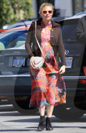 PEOPLE - Die schwangere Kirsten Dunst in einem Batik-Kleid in Los Angeles unterwegs