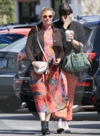 PEOPLE - Die schwangere Kirsten Dunst in einem Batik-Kleid in Los Angeles unterwegs