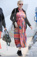 PEOPLE - Die schwangere Kirsten Dunst in einem Batik-Kleid in Los Angeles unterwegs