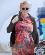 PEOPLE - Die schwangere Kirsten Dunst in einem Batik-Kleid in Los Angeles unterwegs