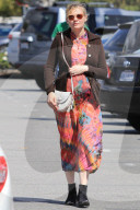 PEOPLE - Die schwangere Kirsten Dunst in einem Batik-Kleid in Los Angeles unterwegs