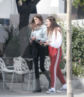 EXLUSIV - Kaia Gerber chillts mit Freunden in Malibu
