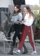 EXLUSIV - Kaia Gerber chillts mit Freunden in Malibu