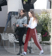 EXLUSIV - Kaia Gerber chillts mit Freunden in Malibu