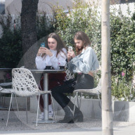 EXLUSIV - Kaia Gerber chillts mit Freunden in Malibu