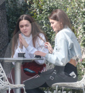 EXLUSIV - Kaia Gerber chillts mit Freunden in Malibu