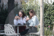 EXLUSIV - Kaia Gerber chillts mit Freunden in Malibu
