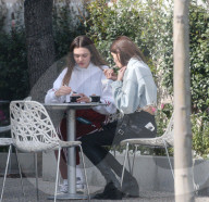 EXLUSIV - Kaia Gerber chillts mit Freunden in Malibu