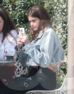 EXLUSIV - Kaia Gerber chillts mit Freunden in Malibu