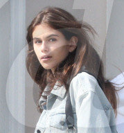 EXLUSIV - Kaia Gerber chillts mit Freunden in Malibu