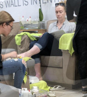 EXKLUSIV - Toni Collette besucht den Beauty Salon in Santa Monica