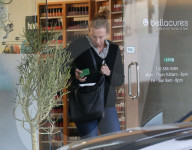 EXKLUSIV - Toni Collette besucht den Beauty Salon in Santa Monica
