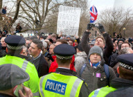 NEWS - London: Tumultartige Szenen bei Auftritt des rechtsradikalen Tommy Robinson am Speakers Corner