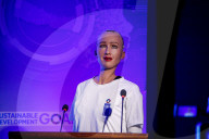 FEATURE - Roboter-Dame Sophia gibt in Kathmandu eine Pressekonferenz