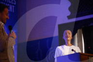 FEATURE - Roboter-Dame Sophia gibt in Kathmandu eine Pressekonferenz