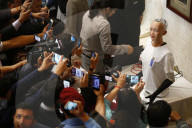 FEATURE - Roboter-Dame Sophia gibt in Kathmandu eine Pressekonferenz