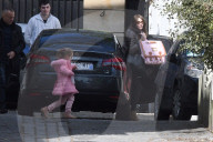 EXKLUSIV - Carla Bruni-Sarkozy verlässt mit Klein Giulia die Wohnung in Paris