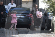 EXKLUSIV - Carla Bruni-Sarkozy verlässt mit Klein Giulia die Wohnung in Paris