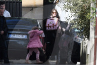 EXKLUSIV - Carla Bruni-Sarkozy verlässt mit Klein Giulia die Wohnung in Paris