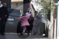 EXKLUSIV - Carla Bruni-Sarkozy verlässt mit Klein Giulia die Wohnung in Paris