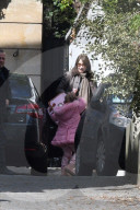 EXKLUSIV - Carla Bruni-Sarkozy verlässt mit Klein Giulia die Wohnung in Paris